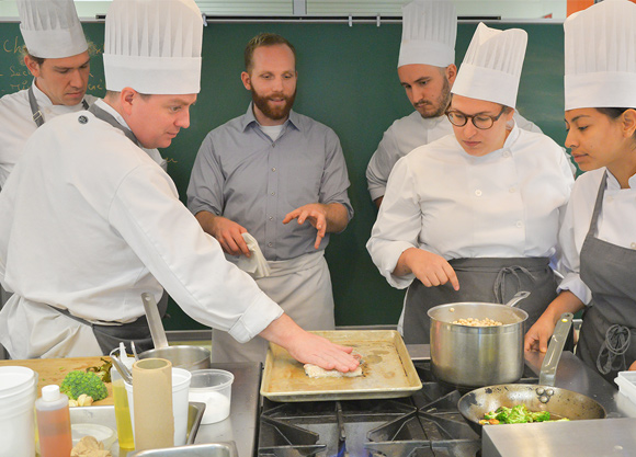 étudiants en cuisine en classe avec chef